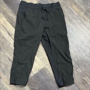 Dance Studio Mid-Rise Cropped Pant